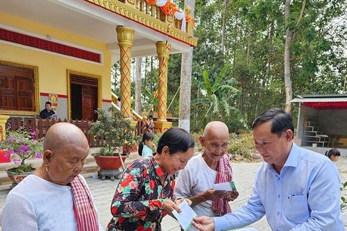 An Giang: Trao quà Tết Chôl Chnăm Thmây cho đồng bào dân tộc Khmer