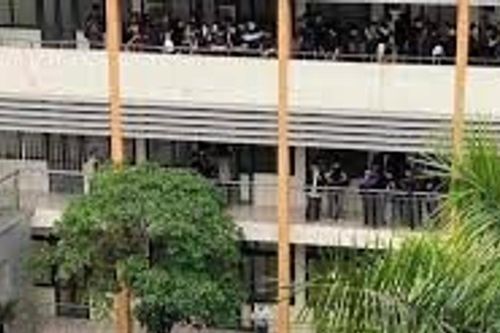 Sinh viên Đại học Công nghệ Giao thông vận tải ngã từ tầng 5 xuống sân trường