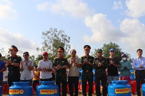 Quân khu 9 cấp nước ngọt miễn phí cho bà con vùng hạn mặn