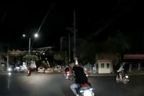 Nhóm đối tượng chạy xe nẹt pô, dàn hàng ngang, gây hấn với tài xế ôtô