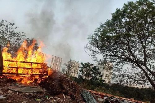 Những cột khói độc gây ô nhiễm Hà Nội