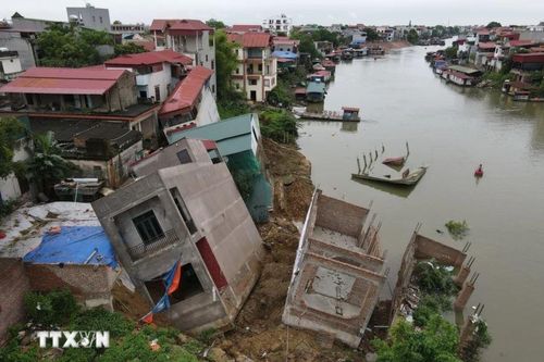 Hiện trường vụ sạt lở kéo hàng loạt nhà dân xuống sông Cầu