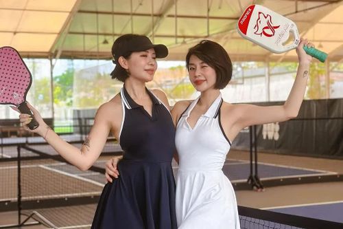 Quần áo, gậy pickleball cũng hot không kém