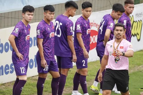 HLV Hoàng Anh Tuấn và nỗi lo hàng thủ của U23 Việt Nam