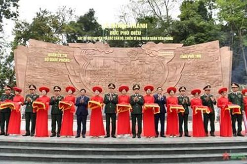 Lễ khánh thành Bức phù điêu 'Bác Hồ nói chuyện với cán bộ, chiến sĩ Đại đoàn Quân Tiên Phong'