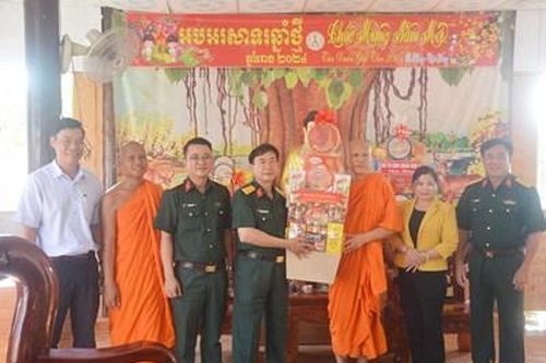 Cục Chính trị Quân khu 7 thăm, chúc Tết đồng bào Khmer tỉnh Bình Phước