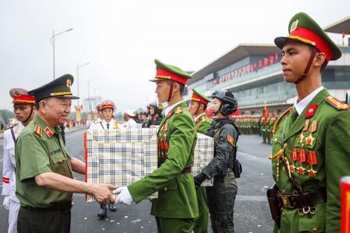 Bộ trưởng Tô Lâm dự tổng duyệt diễu binh lễ kỷ niệm 50 năm Ngày truyền thống lực lượng Cảnh sát cơ động