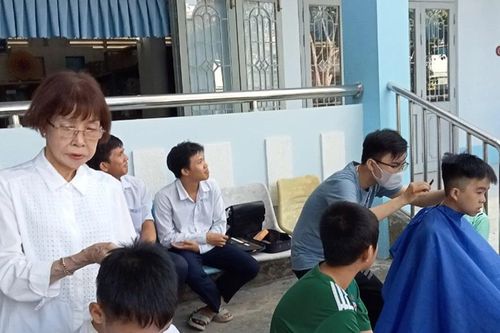 Bà Ánh làm thiện nguyện