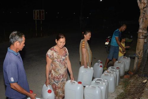 Chật vật tìm nước sinh hoạt