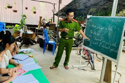 Lớp học tiếng Anh của một thầy giáo mang cảnh phục