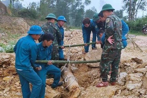 Phát hiện bom 'khủng' trong lúc làm đường ở Nghệ An