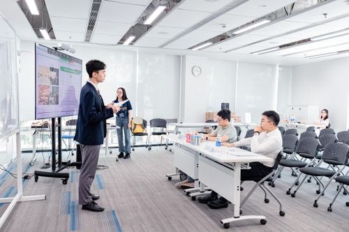 Học sinh THPT tranh tài giải bài toán kinh doanh