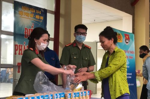 Hơn 1.500 suất cháo, sữa trao tặng bệnh nhân tại Bệnh viện 19/8