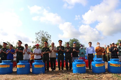 Quân khu 9 cấp 1.700m3 nước ngọt miễn phí cho người dân Cà Mau