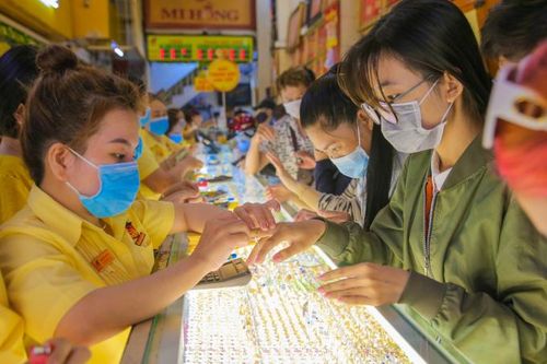Chuyên gia: Trong cơn 'sốt' vàng, nhà đầu tư tuyệt đối tránh tình trạng vay tiền để mua