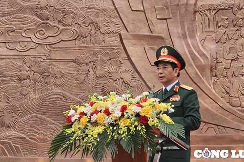 Đại tướng Phan Văn Giang dự Lễ khánh thành Bức phù điêu 'Bác Hồ nói chuyện với cán bộ, chiến sĩ Đại đoàn Quân Tiên Phong'