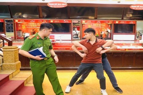 Hướng dẫn cách đối phó tội phạm cướp giật tại cửa hàng vàng