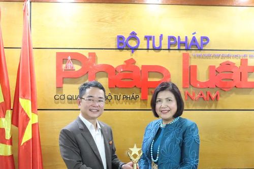 Trang trọng vinh danh Gương sáng Pháp luật Lê Thị Tuyết Mai