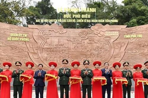 Khánh thành Bức phù điêu 'Bác Hồ nói chuyện với cán bộ, chiến sĩ Đại đoàn Quân Tiên Phong'