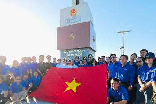 Thanh niên ngành điện mang bản đồ, cờ Tổ quốc ra đảo