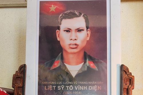 Thăm nhà thờ Anh hùng lực lượng vũ trang Nhân dân Tô Vĩnh Diện ở quê nhà