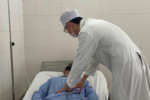 Phẫu thuật lấy mắt xích máy cưa trong ổ bụng bệnh nhân
