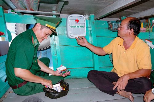 Tủ thuốc biên phòng: Vững lòng ngư dân biên giới biển