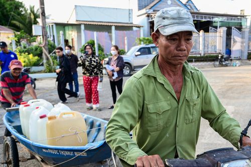 Hạn mặn bủa vây, người miền Tây dùng thuyền vác can đi hứng nước sạch