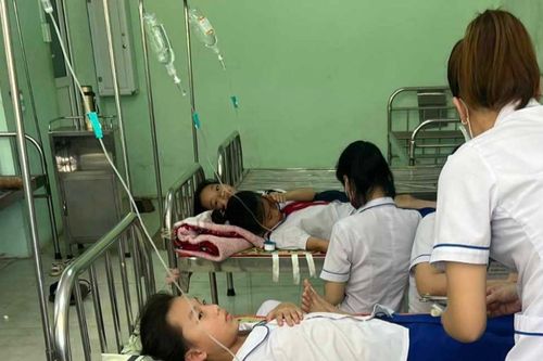 23 học sinh bất ngờ nôn, khó thở vì chất lạ trong bình nước ở trường