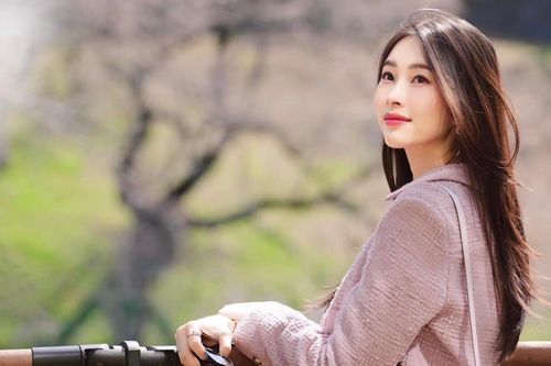 Hoa hậu Đặng Thu Thảo đẹp như nàng thơ, Việt Trinh xin bình an sau nhiều đau khổ