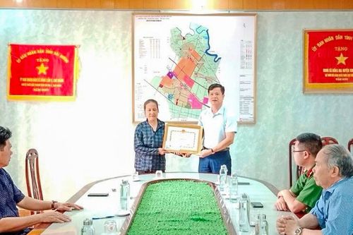 Nhặt được khoản tiền lớn, bà nông dân đến công an nhờ tìm người đánh rơi