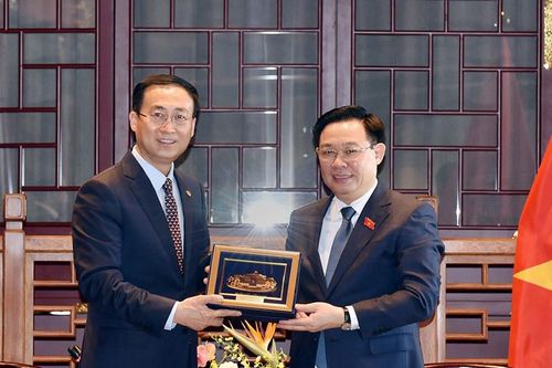 Chủ tịch Quốc hội Vương Đình Huệ tiếp các tập đoàn hàng đầu của Trung Quốc