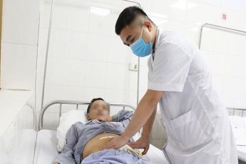 Loại bỏ khối bàng quang khổng lồ cho người đàn ông 58 tuổi
