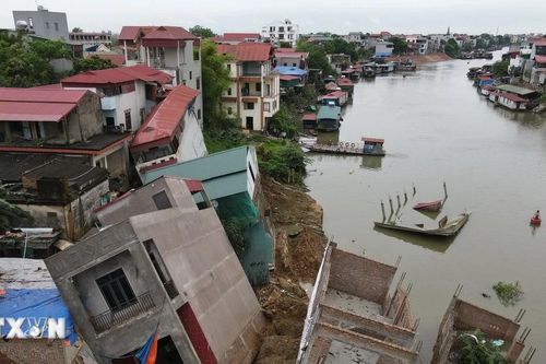 Hiện trường vụ sạt lở kéo hàng loạt nhà dân xuống sông Cầu