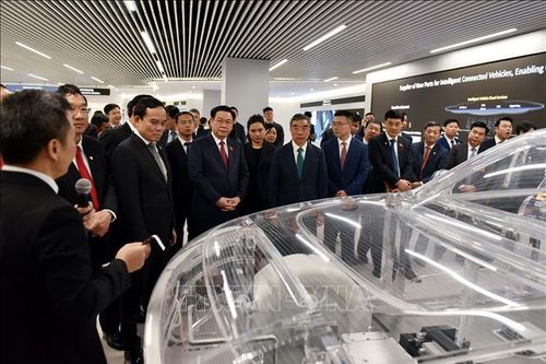 Chủ tịch Quốc hội Vương Đình Huệ thăm Trung tâm Nghiên cứu và Phát triển của Tập đoàn Huawei