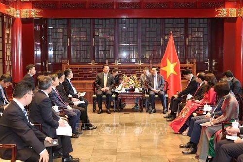 Chủ tịch Quốc hội Vương Đình Huệ tiếp lãnh đạo một số tập đoàn hàng đầu của Trung Quốc