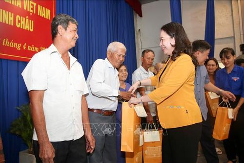 Quyền Chủ tịch nước thăm, tặng quà người có công và trẻ em tại Tây Ninh