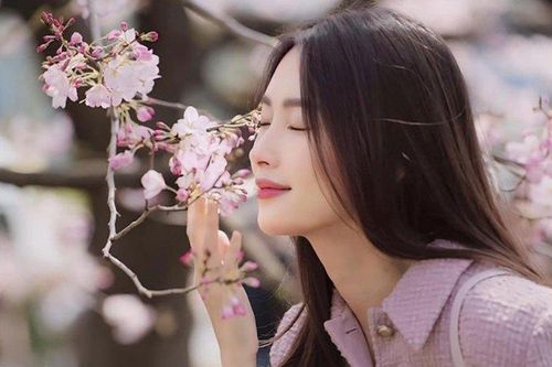 Khoe sắc bên hoa, Hoa hậu Đặng Thu Thảo xứng danh 'thần tiên tỷ tỷ'
