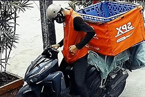 Thấy shipper đến, chú chó lao ra sủa, diễn biến sau đó khiến chủ nhà bất ngờ