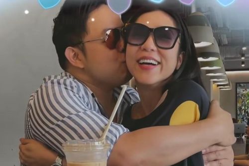 Quang Lê công khai hẹn hò Hà Thanh Xuân, hôn lén đàng gái giữa chốn đông người