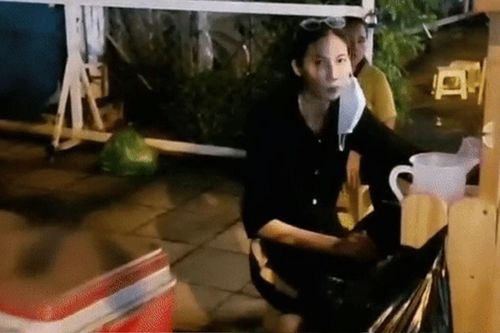 Nữ người mẫu Việt nổi tiếng bị bắt gặp bán trà muối ớt ở quận 7