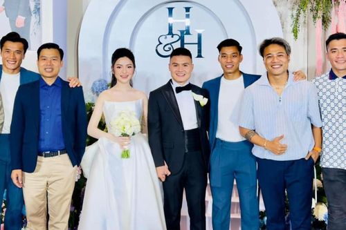 Hé lộ số tiền bạn bè mừng cưới Quang Hải, có cầu thủ cầm cả xấp 500 nghìn đồng