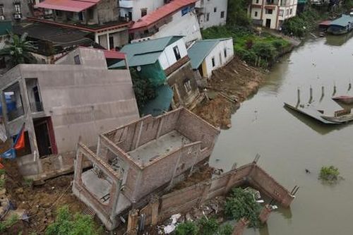 Xác định nguyên nhân vụ nhiều nhà dân ở Bắc Ninh bị sạt xuống sông Cầu