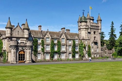 Vua Charles III lần đầu tiên mở cửa cho phép tham quan Lâu đài Balmoral