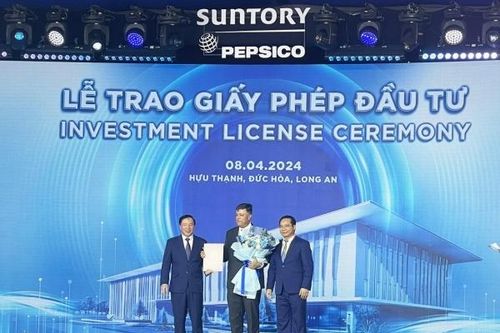 Long An: Trao giấy phép đầu tư và khởi công dự án nhà máy nước giải khát trên 300 triệu USD