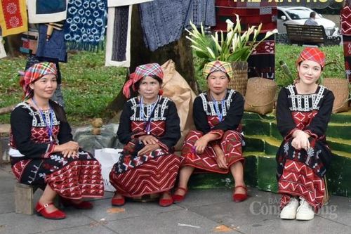 Giá trị thẩm mỹ trong trang phục truyền thống phụ nữ Xá Phó