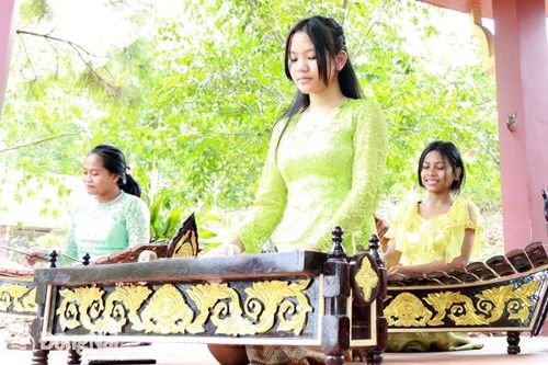 Đồng bào Khmer về chùa đón Tết