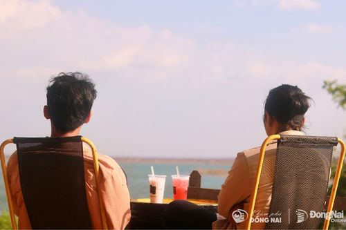 Người người rủ nhau đến hồ Trị An ngắm cảnh, tránh nóng