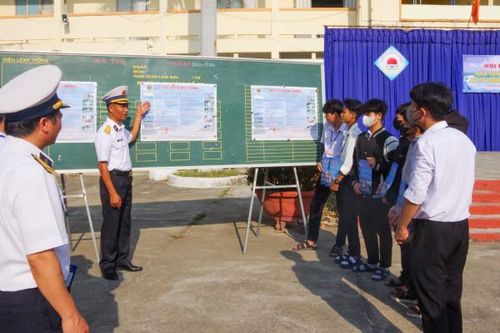 Lữ đoàn 146 tuyên truyền về biển, đảo cho học sinh Trường THPT Nguyễn Chí Thanh