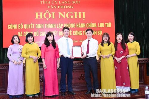 Văn phòng Tỉnh ủy công bố quyết định về công tác tổ chức, cán bộ